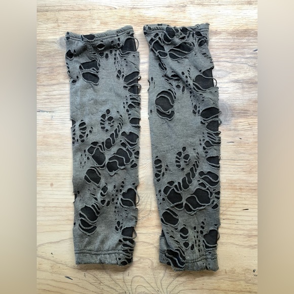 Gray Webbed Crop Top And Arm Warmer Set - Picture 8 of 14